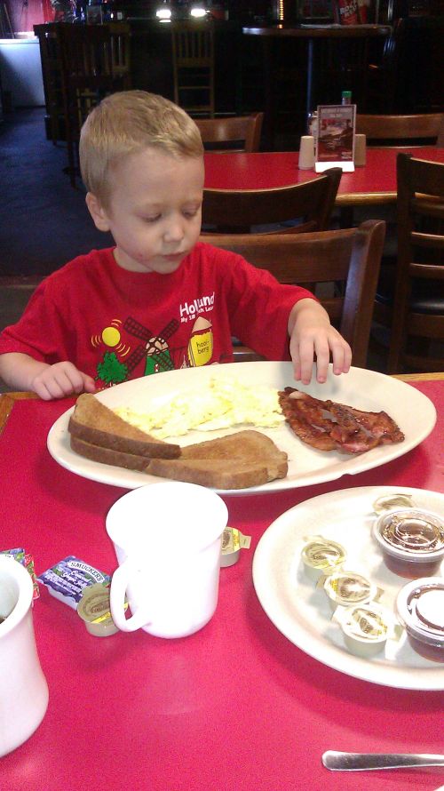 show-17-marek-breakfast
