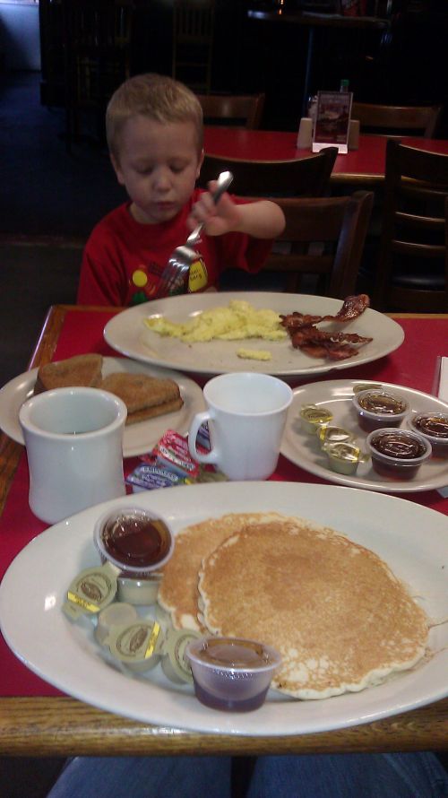show-17-marek-breakfast2
